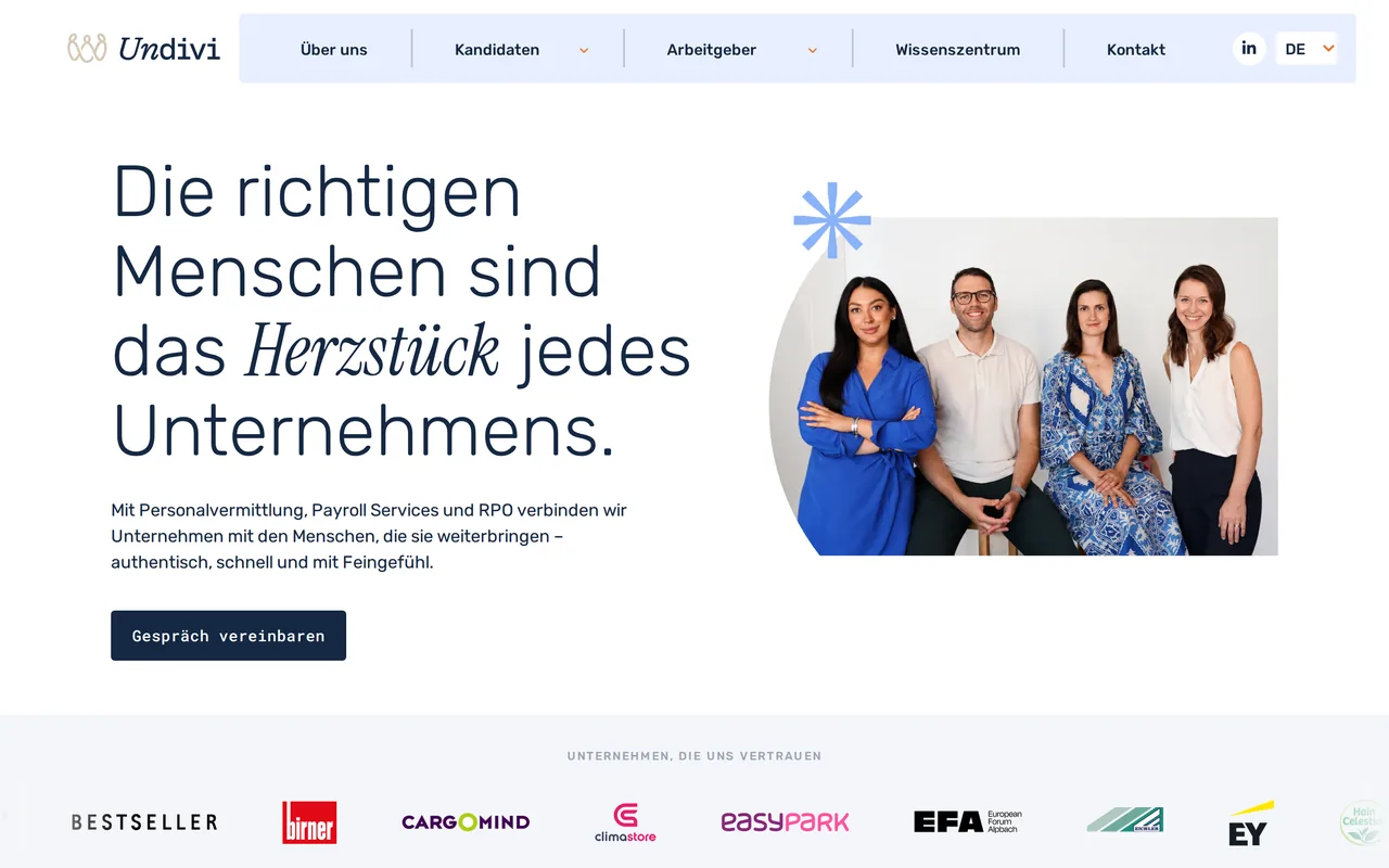 Undivi’s homepage on Johnny: “Die richtigen Menschen sind das Herzstück jedes Unternehmens.”, next to a photo of the team.